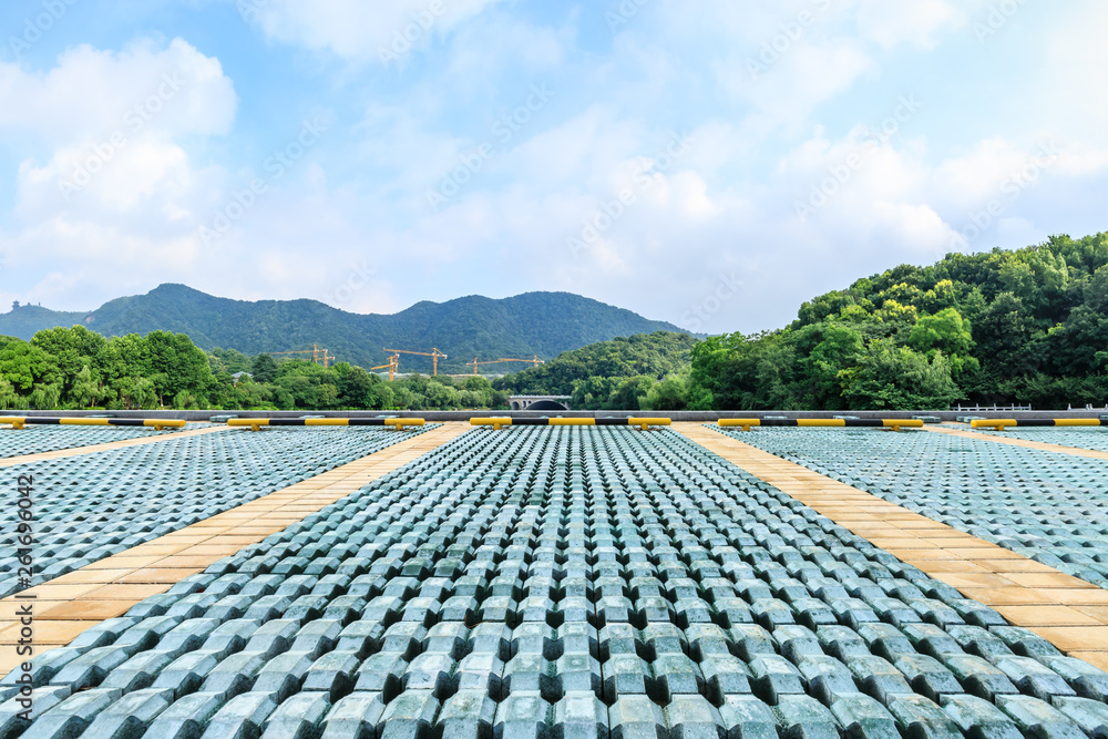 粗糙的方形地板和苍穹景观的青山