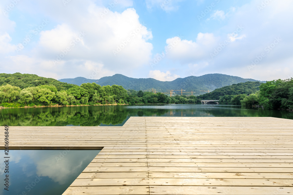 杭州以青山为背景的木地板平台和湖泊