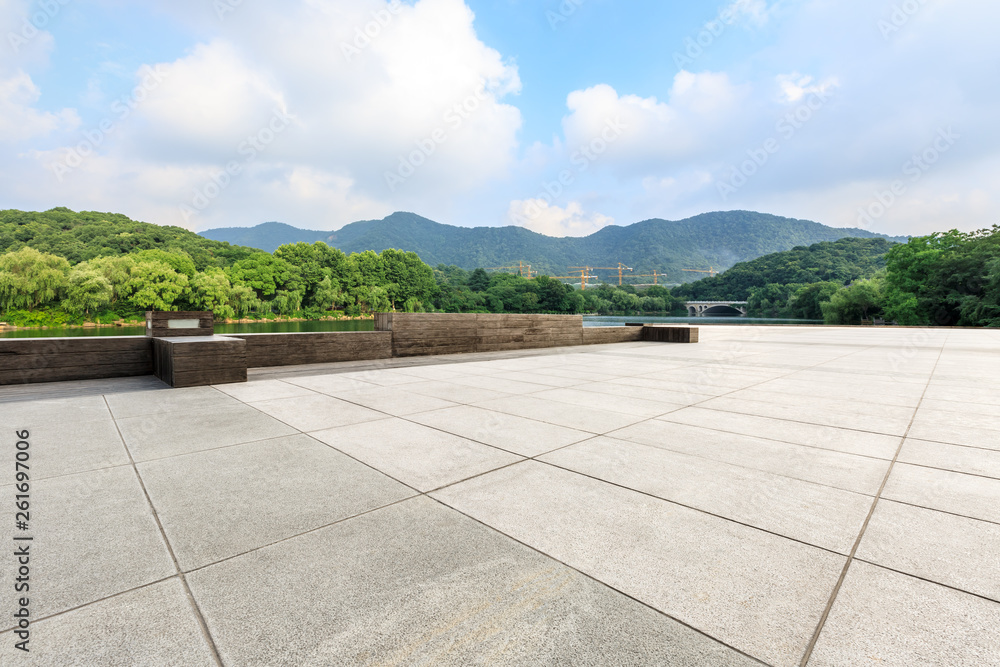 空荡荡的广场层和苍穹景观的青山