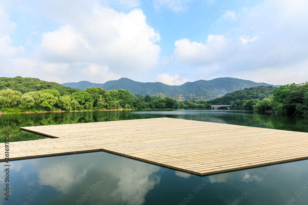 杭州以青山为背景的木地板平台和湖泊