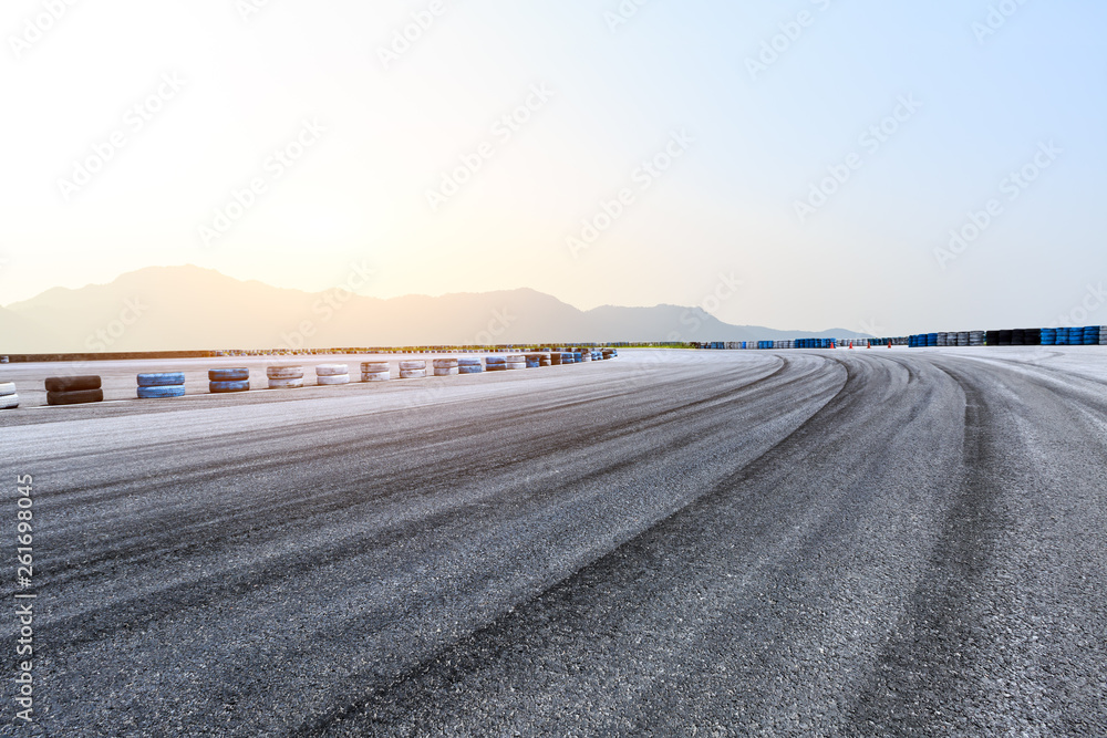 空旷的沥青赛道场地和山地景观