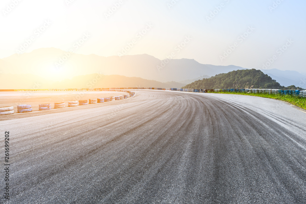 空旷的沥青赛道场地和山脉景观