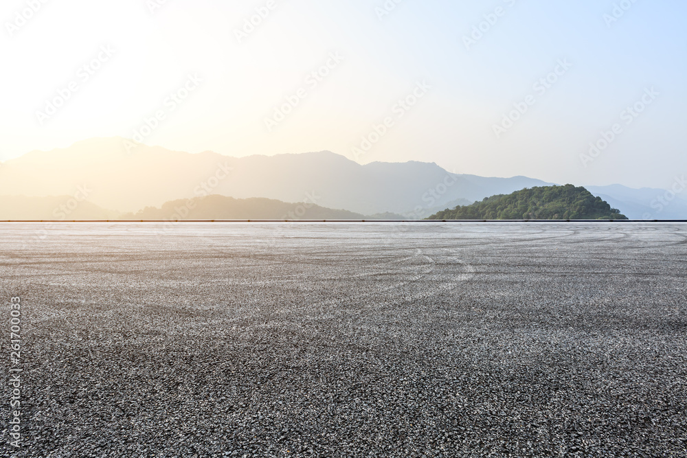 空旷的沥青赛道场地和山地景观