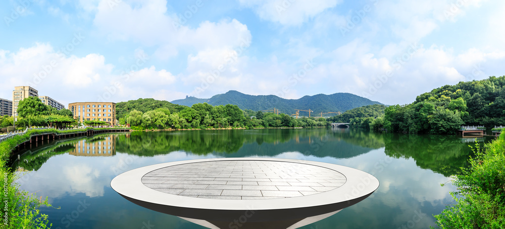 空荡荡的广场平台和苍穹景观的青山