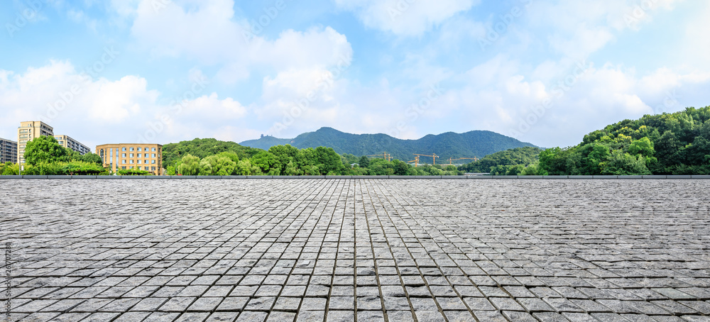 粗糙的方形石头地面和苍穹景观的青山