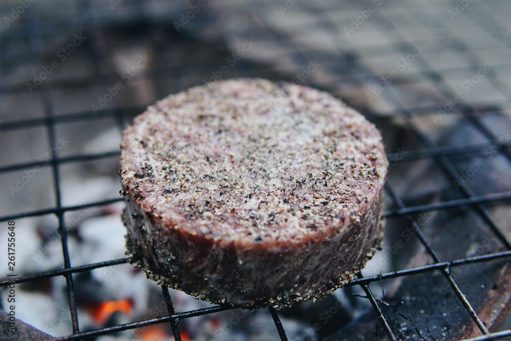 炭火烤牛肉。烤肉汉堡。