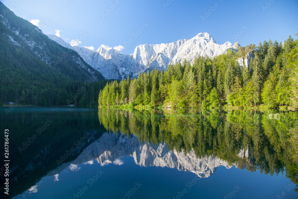 美丽的晨曦，高山山峰映照在宁静的山湖中