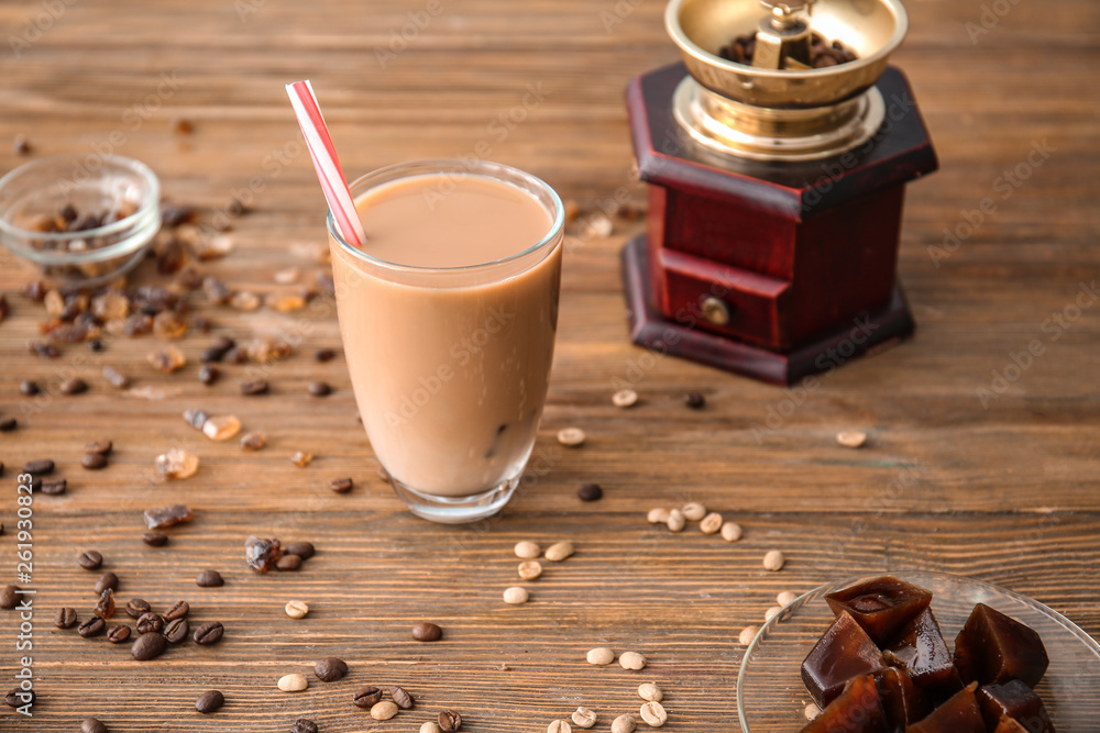 木桌上的一杯美味的frappe咖啡