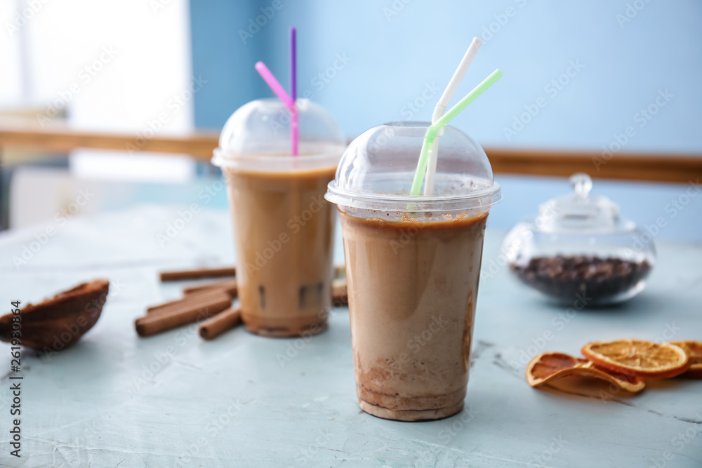 一杯杯美味的frappe咖啡放在浅色桌子上