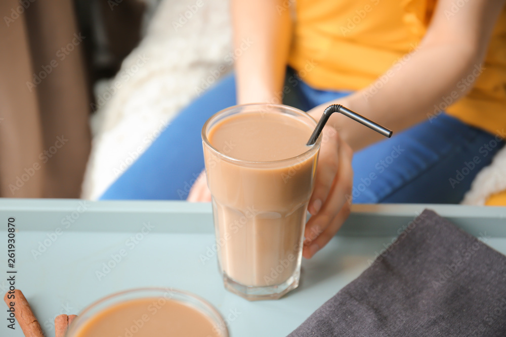 女人在家喝美味的frappe咖啡