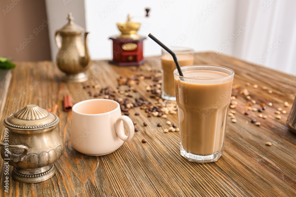 木桌上的一杯美味的frappe咖啡