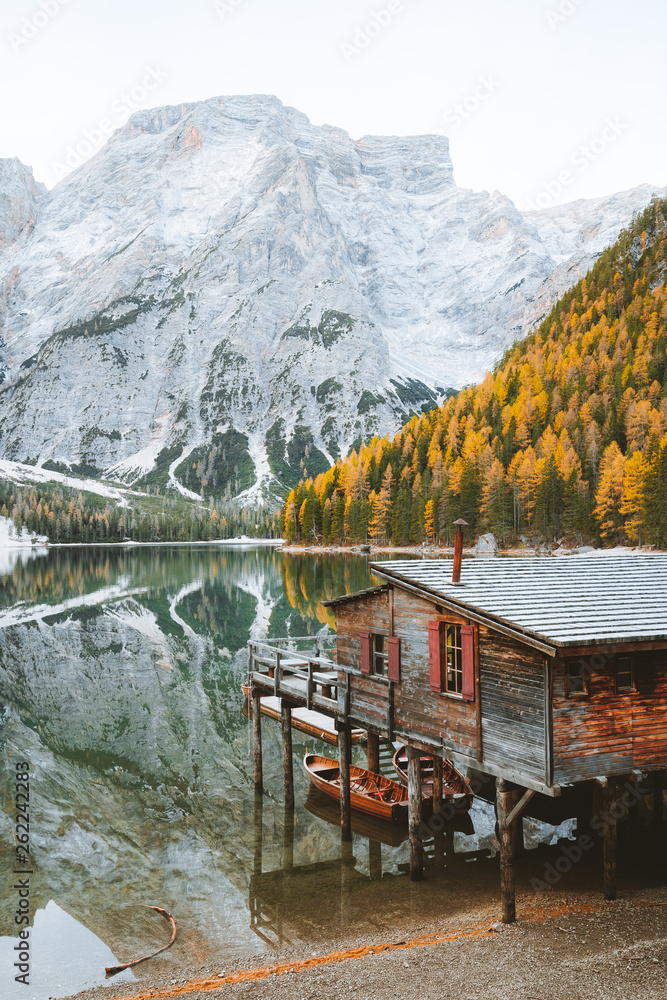 Lago di Braies in fall，Dolomites，South Tyrol，意大利南蒂罗尔