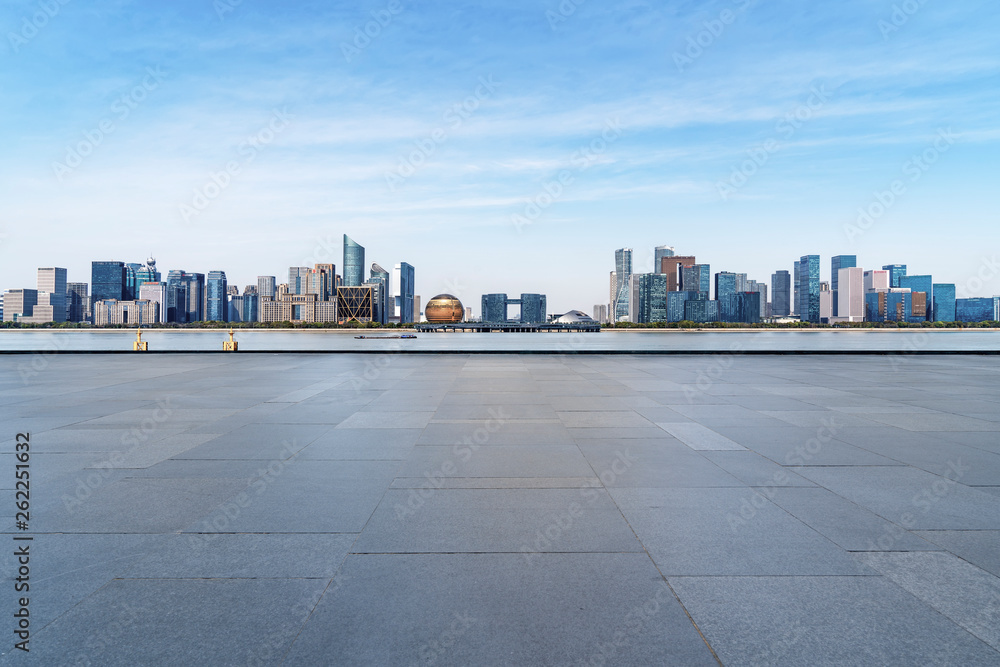 空置的方形瓷砖和城市建筑的天际线。