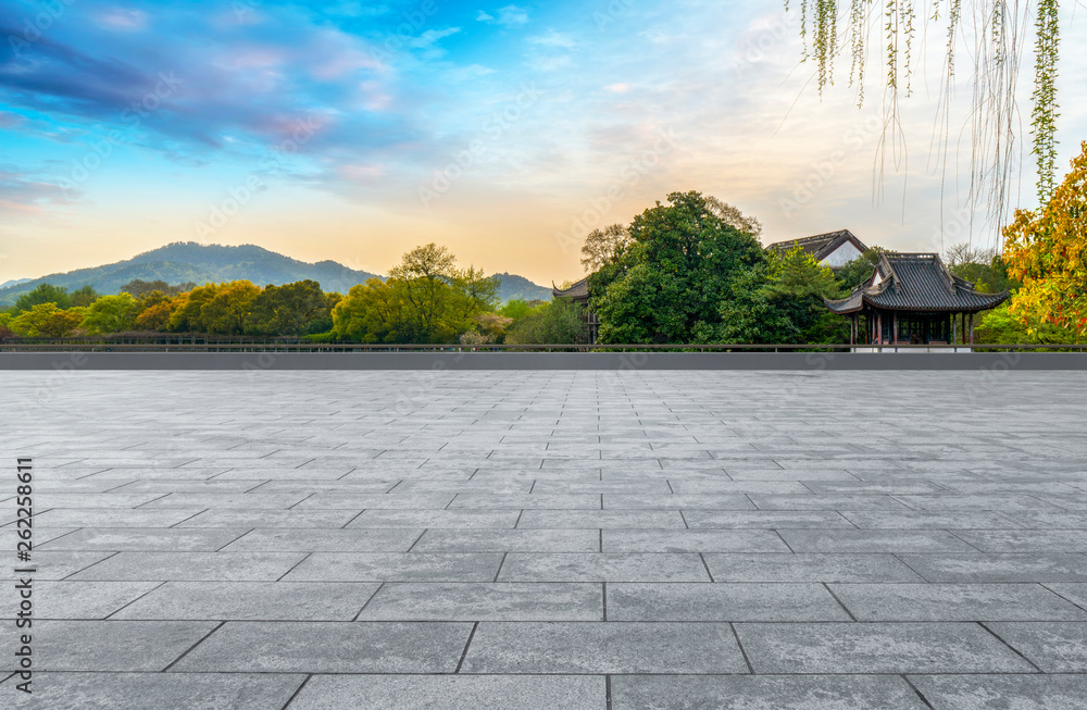 空旷的方砖和自然景观……