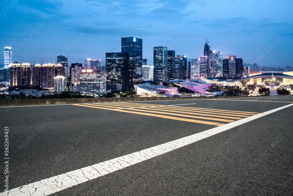 城市建筑的道路和天际线……