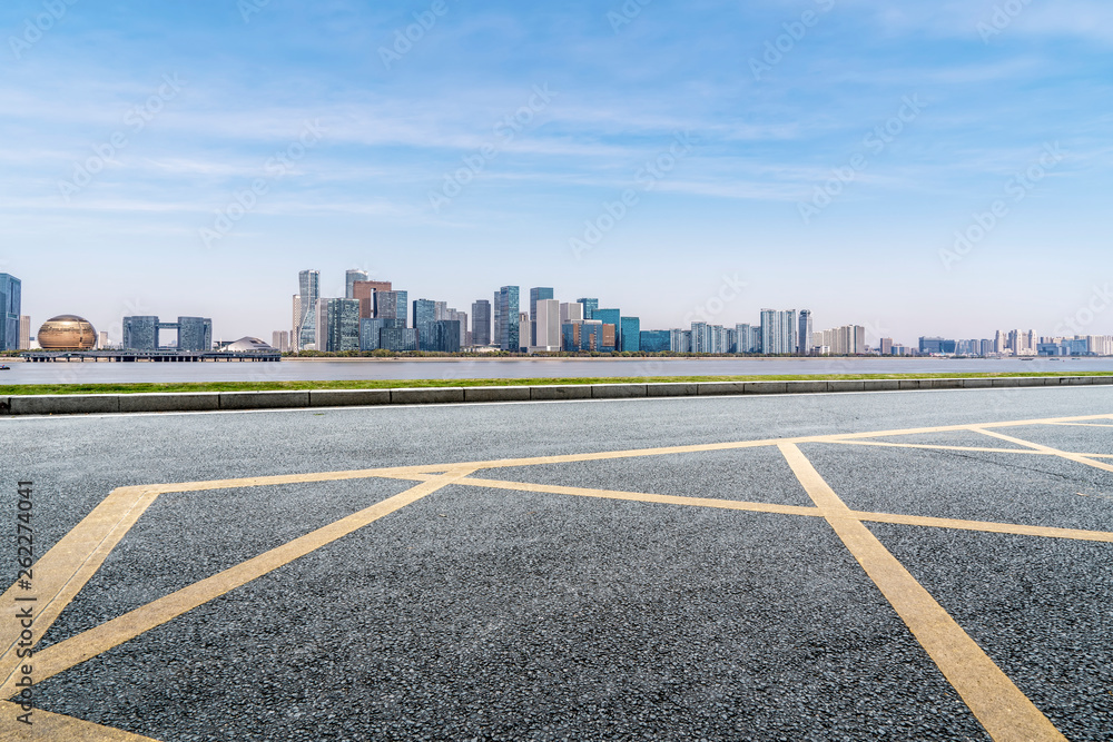 城市建筑的道路和天际线