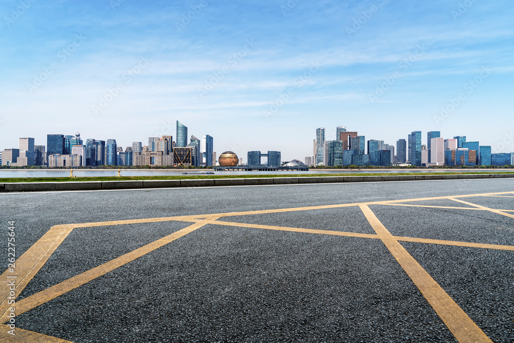 城市建筑的道路和天际线