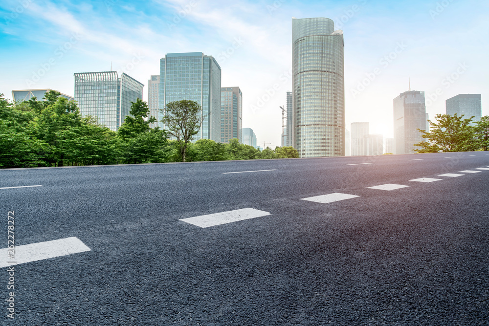 城市建筑的道路和天际线