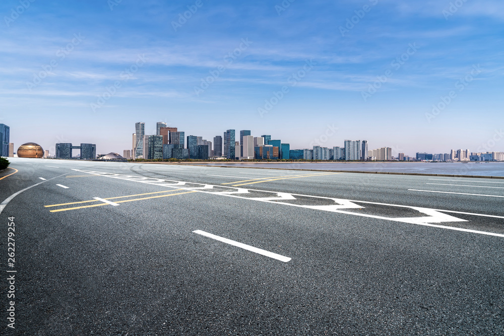 城市建筑的道路和天际线