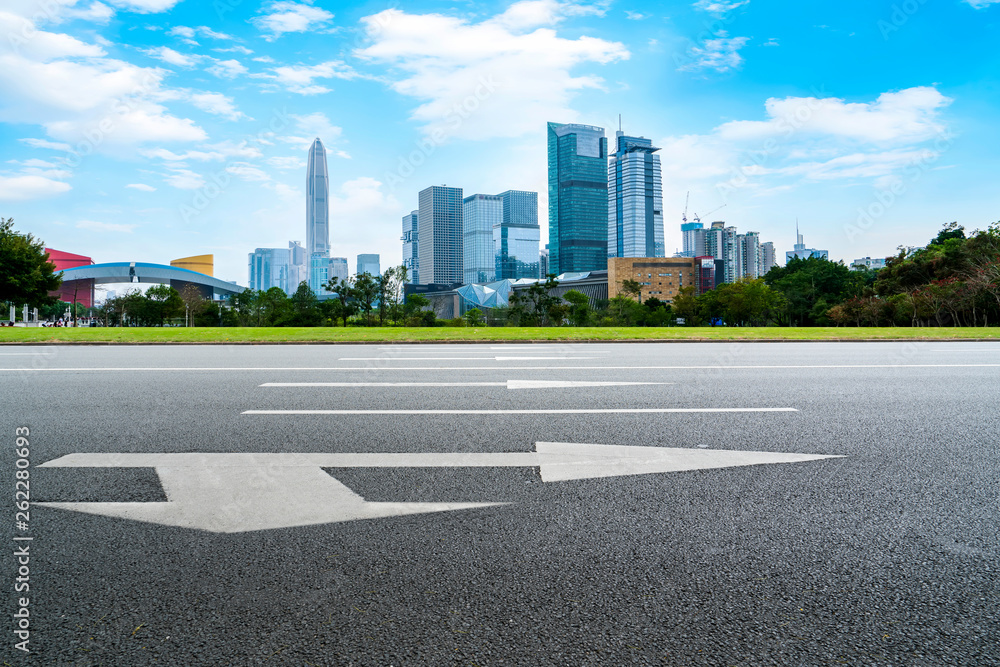 城市建筑的道路和天际线……