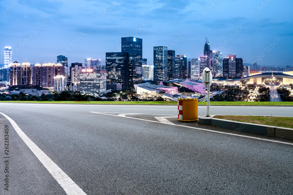 城市建筑的道路和天际线……