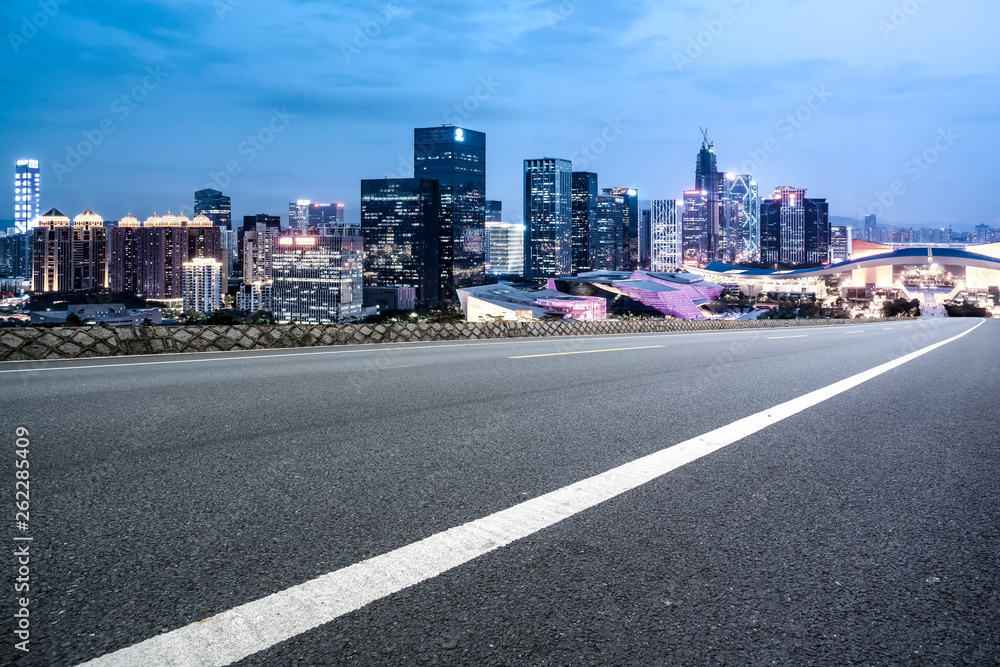 城市建筑的道路和天际线……