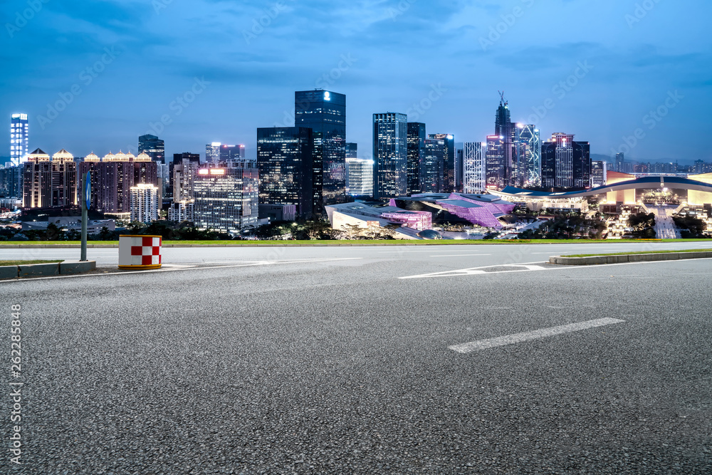 城市建筑的道路和天际线……