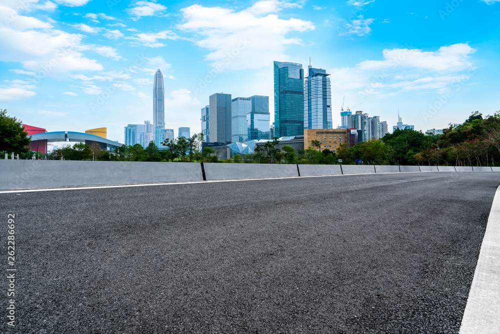 城市建筑的道路和天际线……