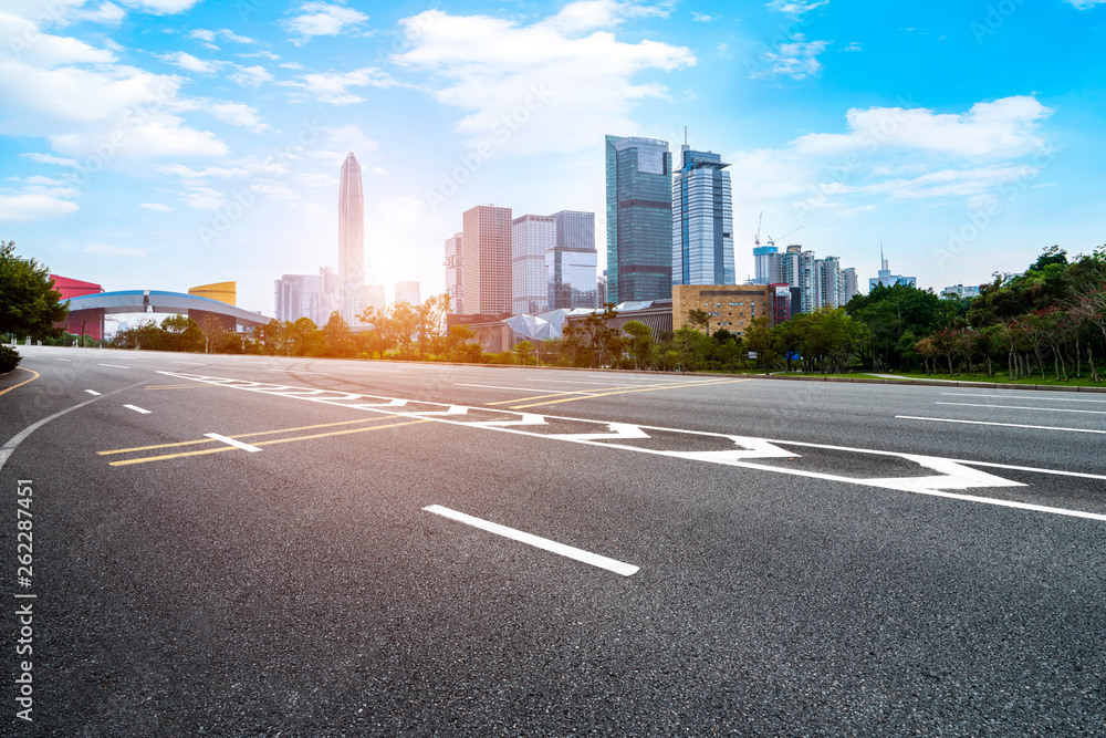 城市建筑的道路和天际线……