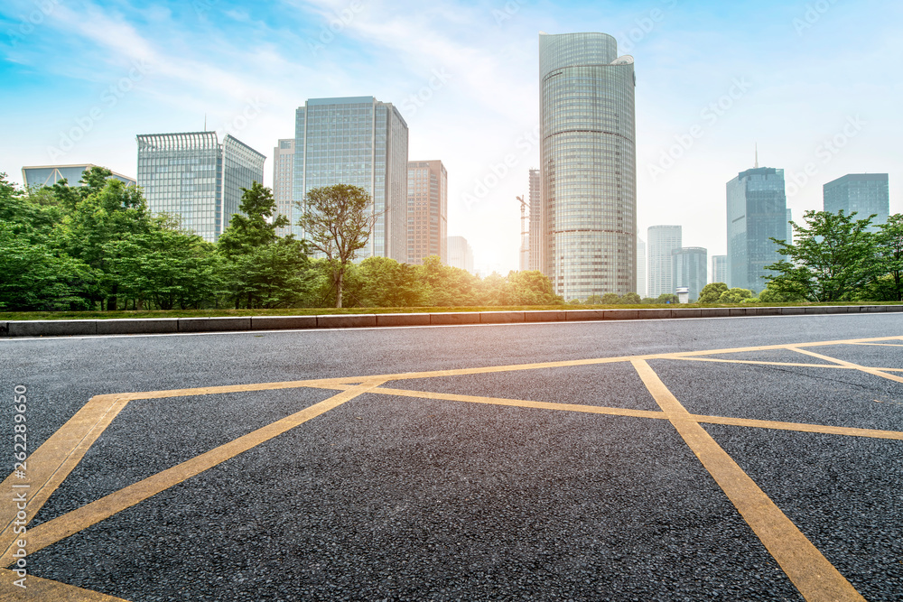 城市建筑的道路和天际线