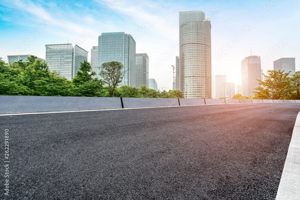 城市建筑的道路和天际线