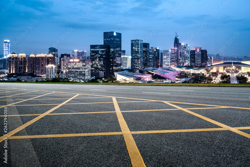 城市建筑的道路和天际线……