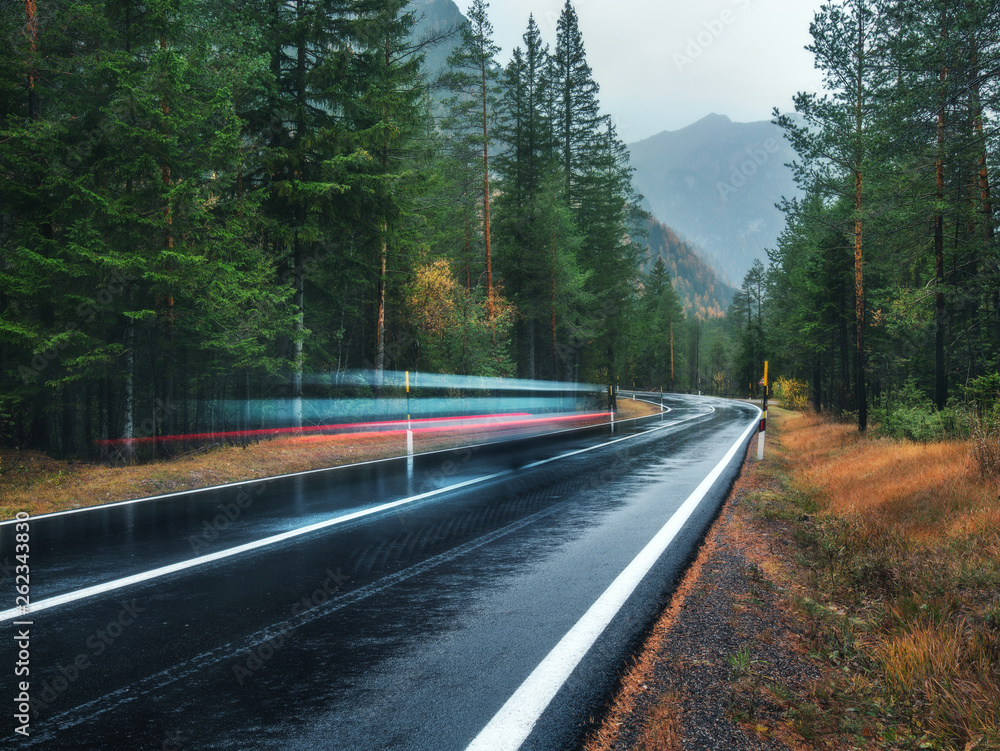 雨里春林路上的车模糊了。雨天完美的柏油山路da