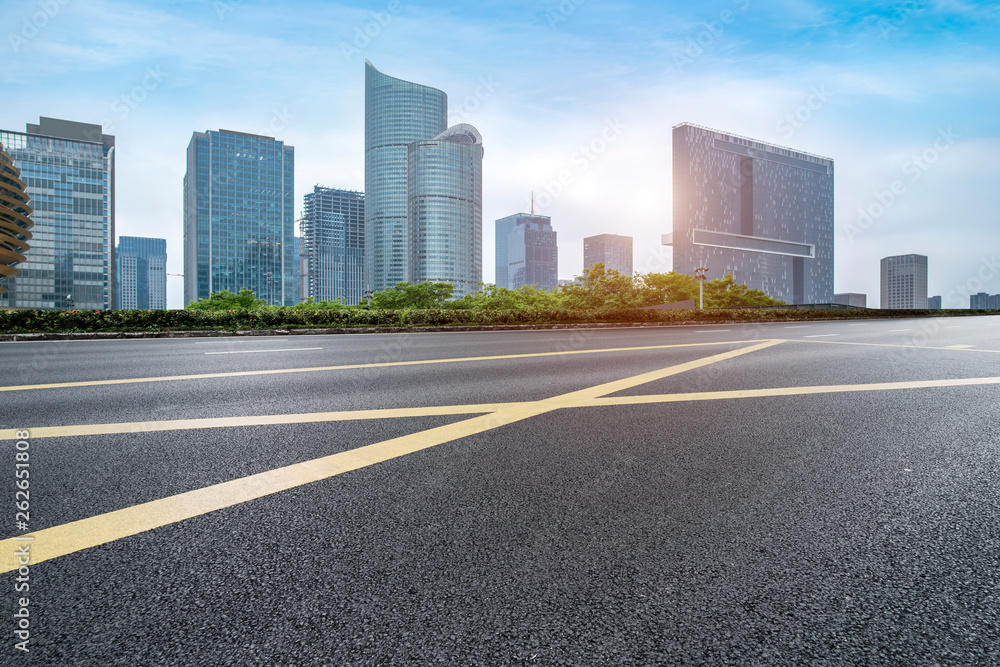 城市建筑的道路和天际线