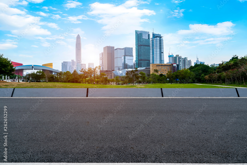 城市建筑的道路和天际线……