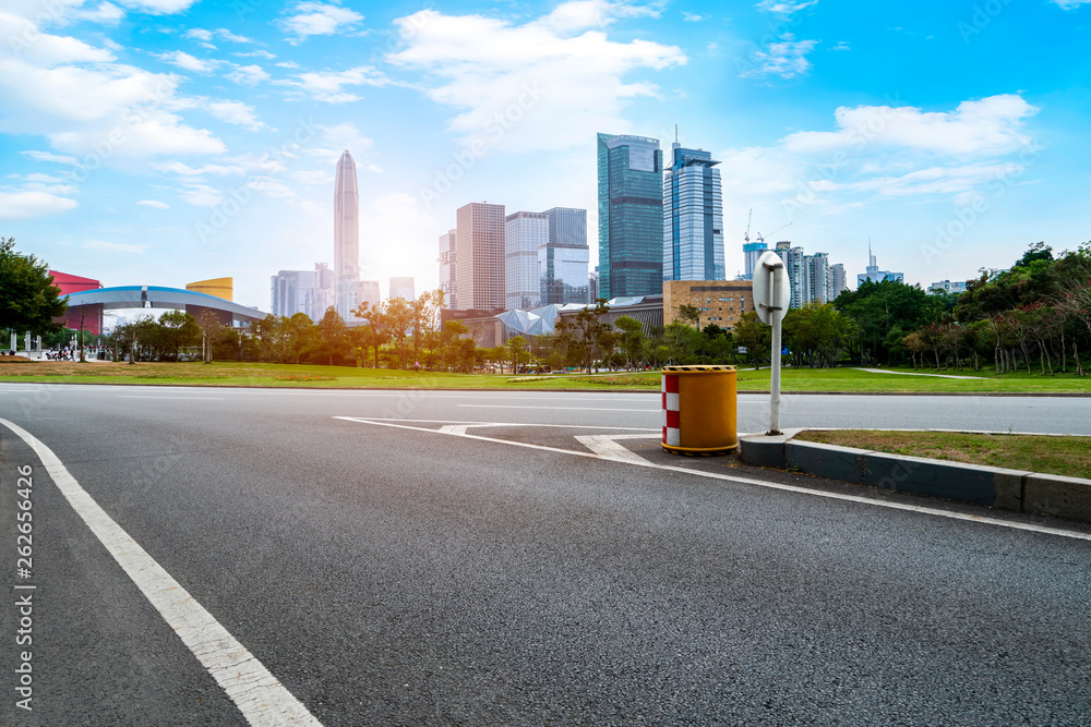 城市建筑的道路和天际线……