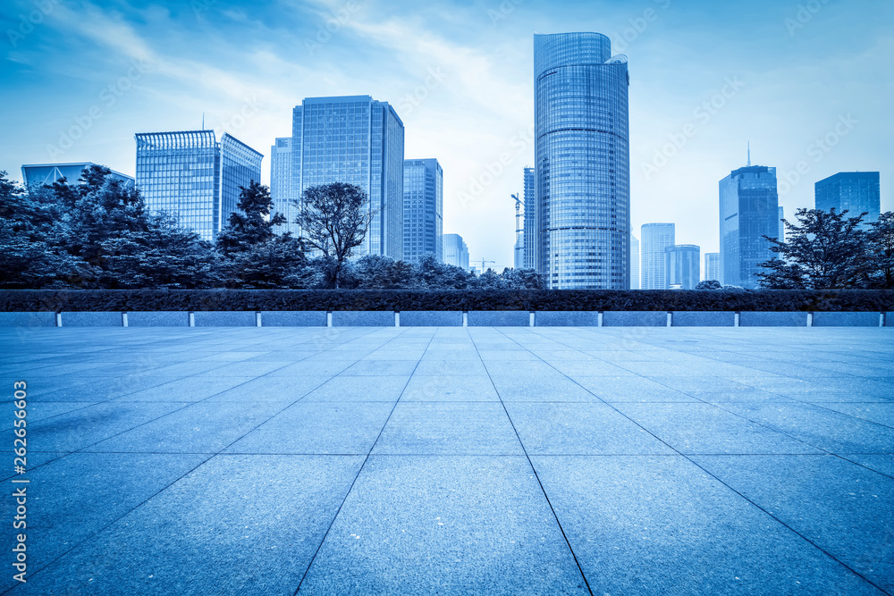 空置的方形瓷砖和城市建筑的天际线。