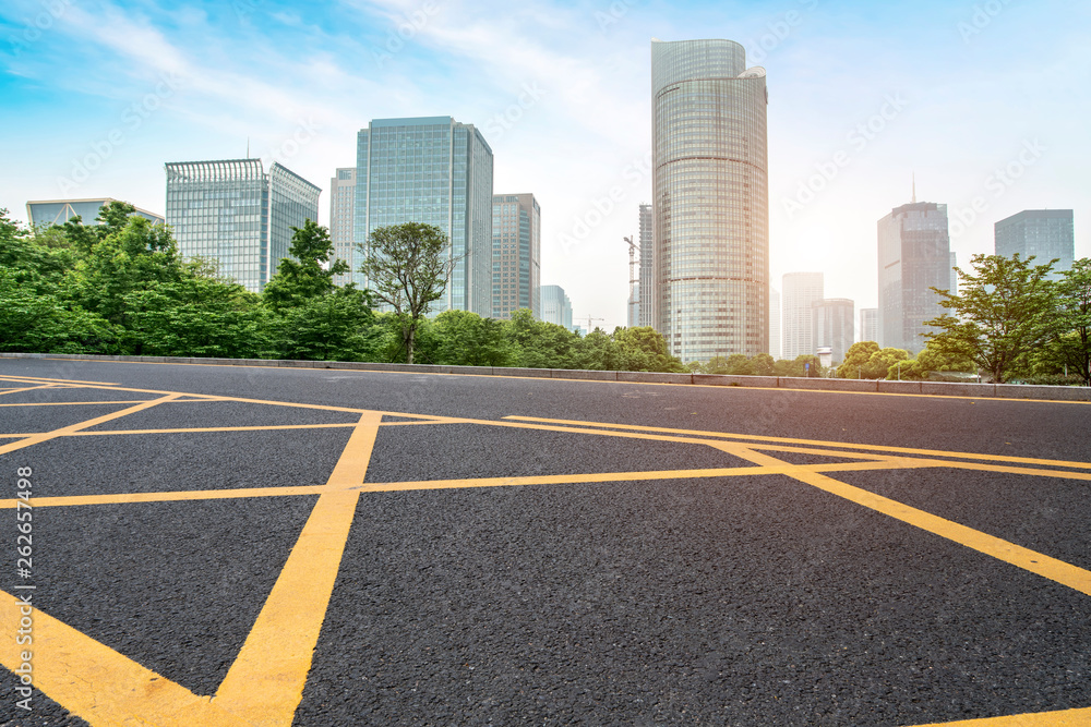 城市建筑的道路和天际线