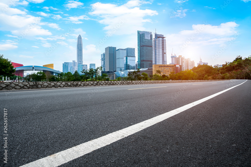 城市建筑的道路和天际线……