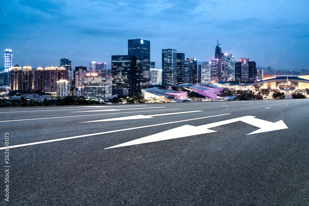 城市建筑的道路和天际线……