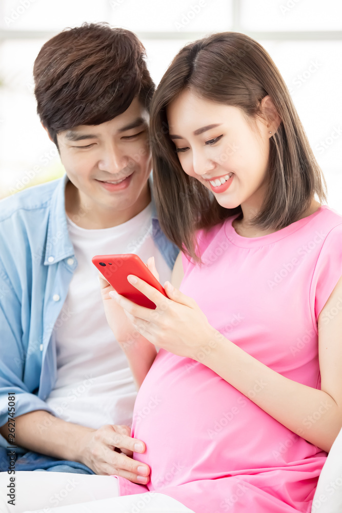 Pregnant couple use smart phone