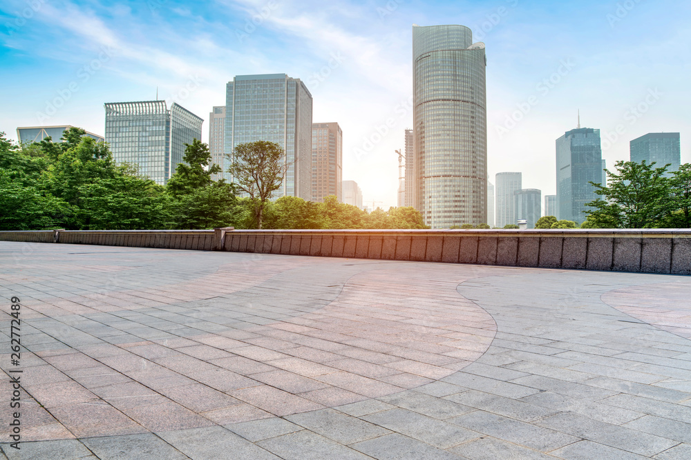 空置的方形瓷砖和城市建筑的天际线。