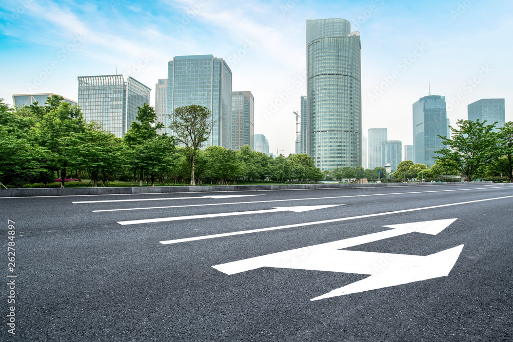 城市建筑的道路和天际线