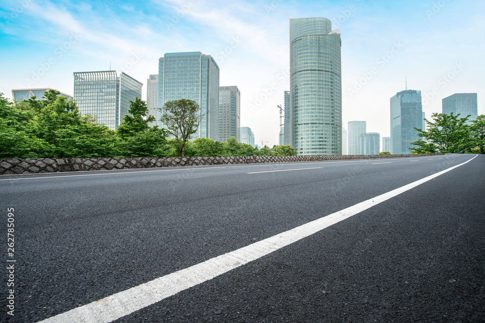 城市建筑的道路和天际线