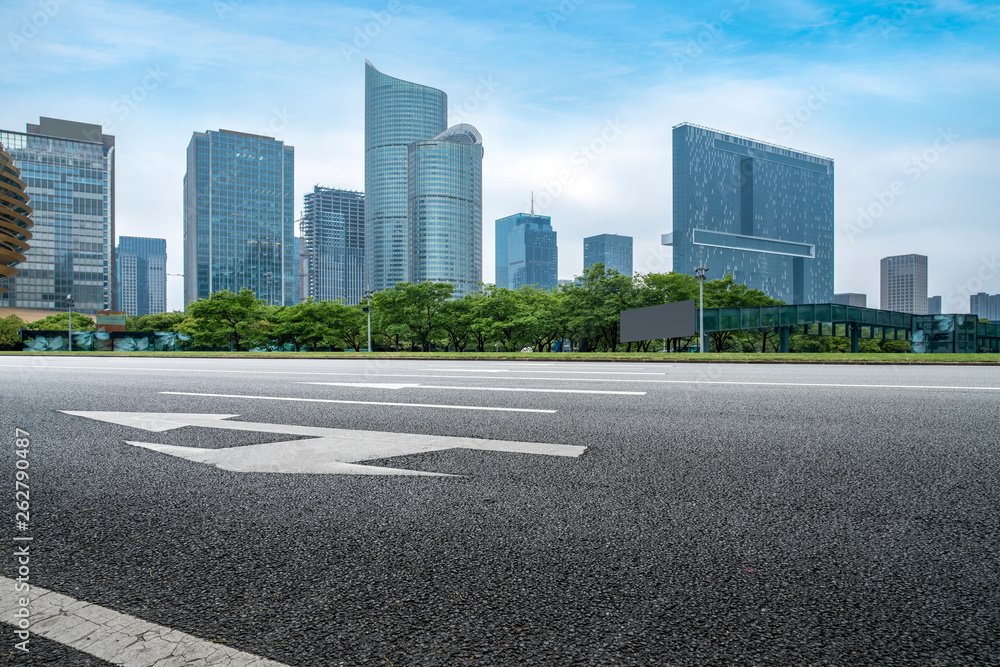 城市建筑的道路和天际线