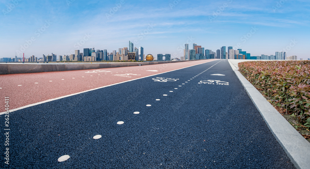 城市建筑的道路和天际线