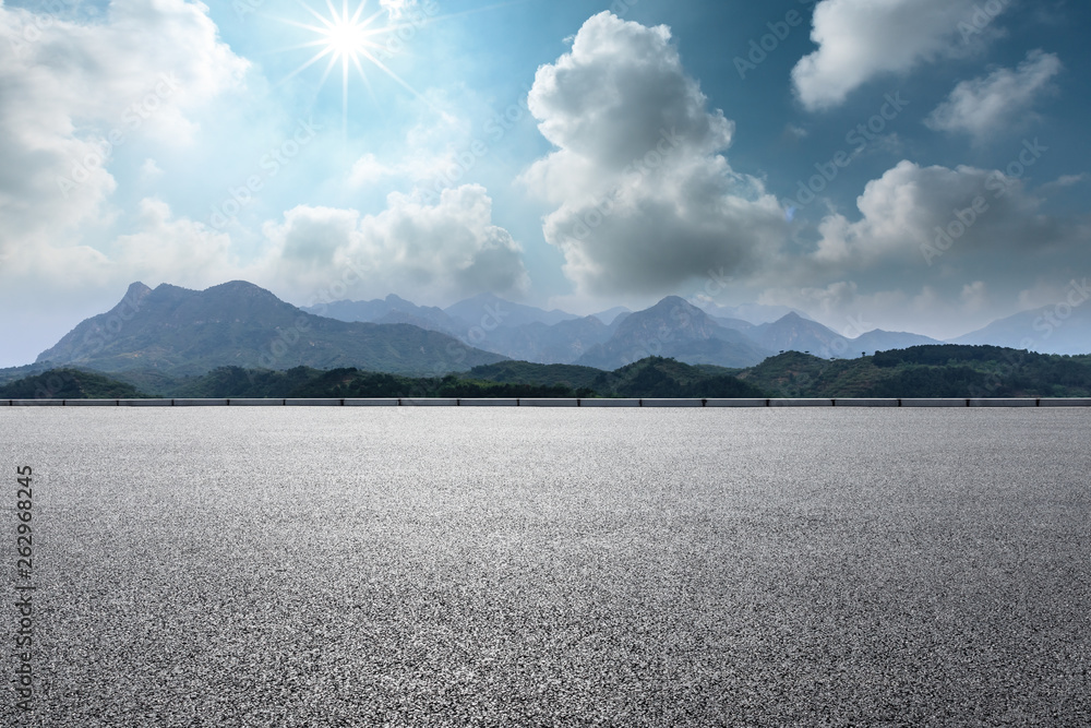 空旷的柏油路和美丽的云雾景观