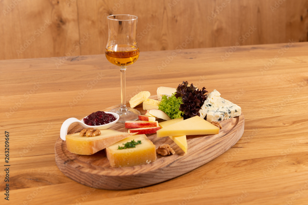 Bretteljause mit Käse und Schnaps