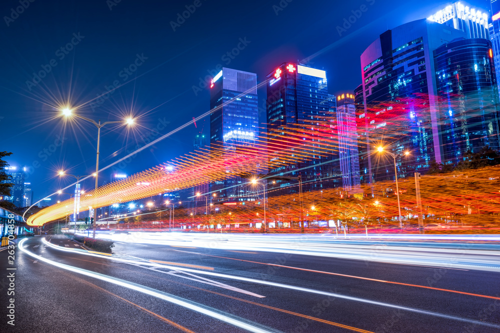 道路城市夜景建筑和模糊车灯……