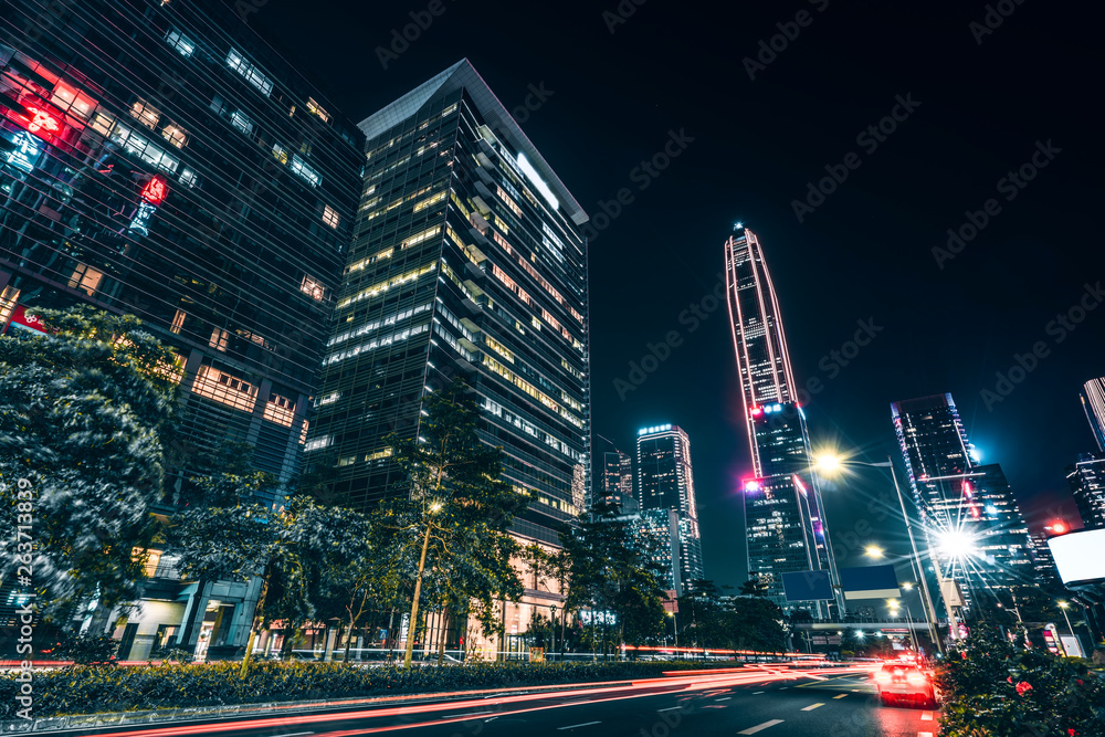 道路城市夜景建筑和模糊车灯……